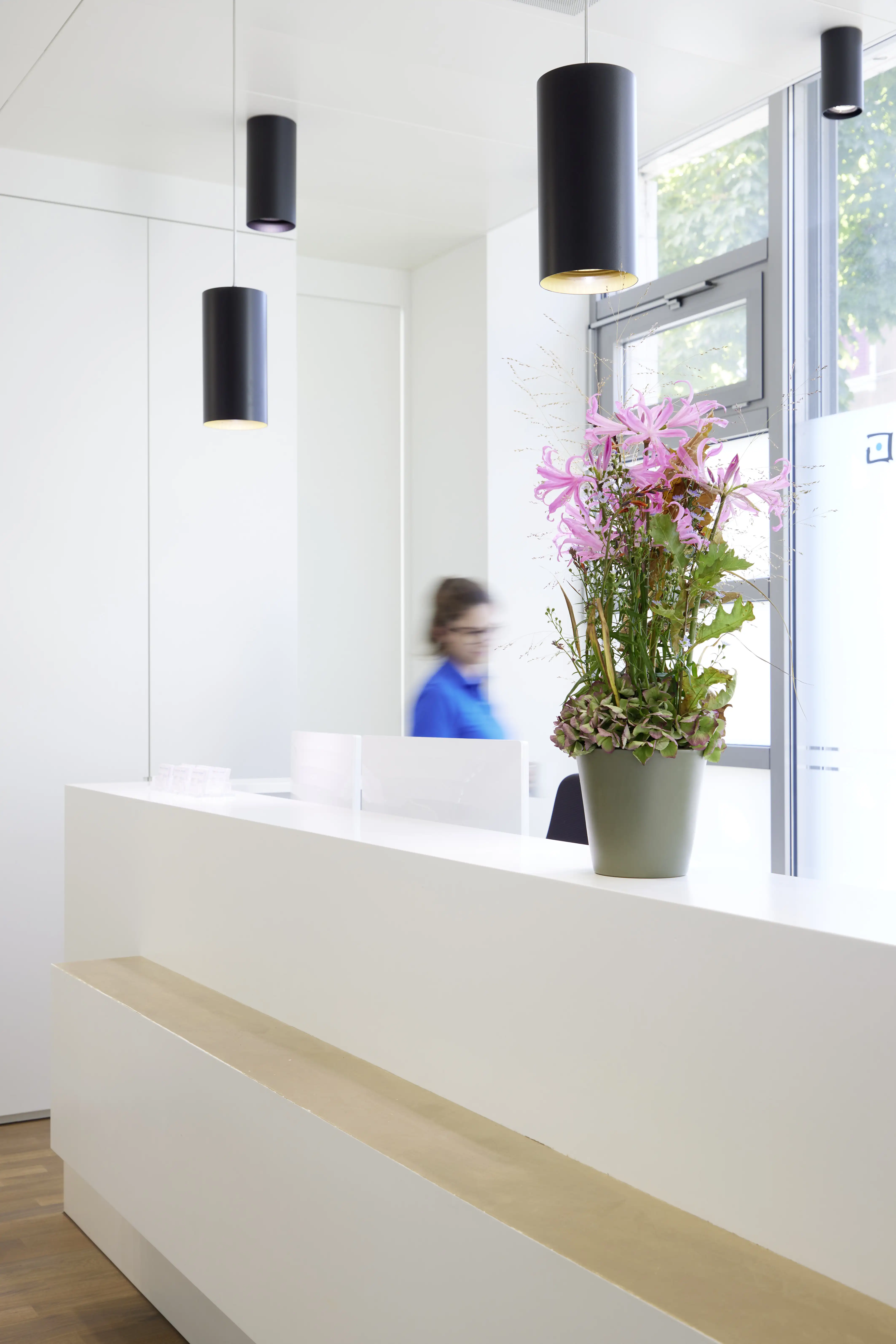 Rezeption mit Blumen in der Ortho Clinic Zürich